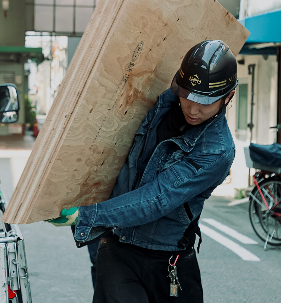 資材を運ぶ作業員